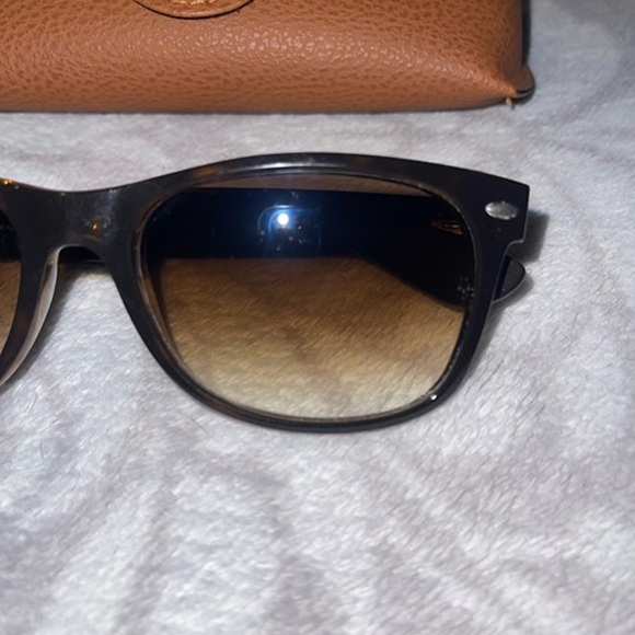 Ray-Ban Wayfarer Classic Sunglasses RB2132 - Picture 4 of 6